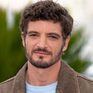 Niels Schneider lors de la séance photo du film "L'Inconnue" dans le cadre du 79e Festival international du film de Cannes, à Cannes, en France, le 19 mai 2026. Photo de Nicolas Genin/Abaca