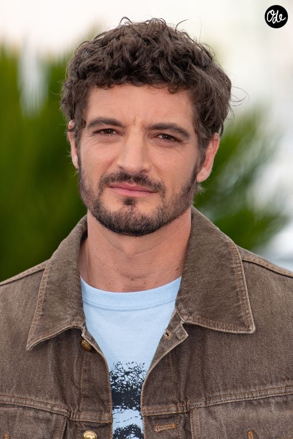Niels Schneider lors de la séance photo du film "L'Inconnue" dans le cadre du 79e Festival international du film de Cannes, à Cannes, en France, le 19 mai 2026. Photo de Nicolas Genin/Abaca