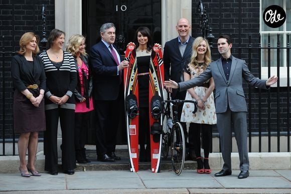Sarah Brown, Miranda Hart, Helen Skelton, Gordon Brown, Lawrence Dallaglio, Fern Cotton, Christine Bleakley et Jimmy Carr lors d'un photocall pour l'association « Sports Relief » au 10 Downing Street, à Londres.

Crédit : Davidson / GoffPhotos.com