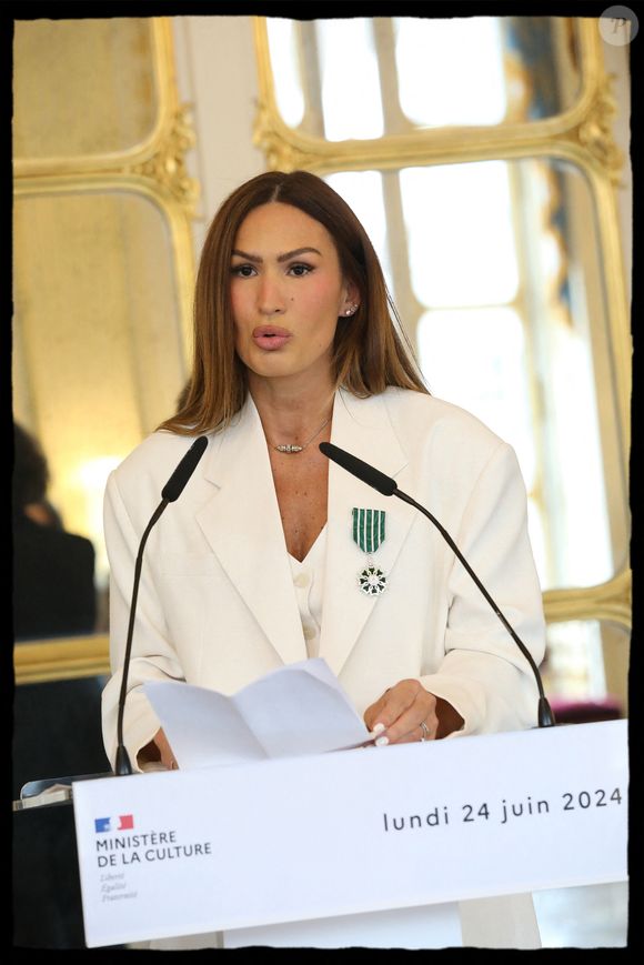 Exclusif - Vitaa - La chanteuse Vitaa et le Producteur musical Saïd Boussif élevés par la ministre de la Culture, Rachida Dati au grade de chevalier dans l'ordre des Arts et Lettres dans le salon des Maréchaux au ministère de la Culture à Paris le 24 juin 2024. © Dominique Jacovides - Alain Guizard / Bestimage