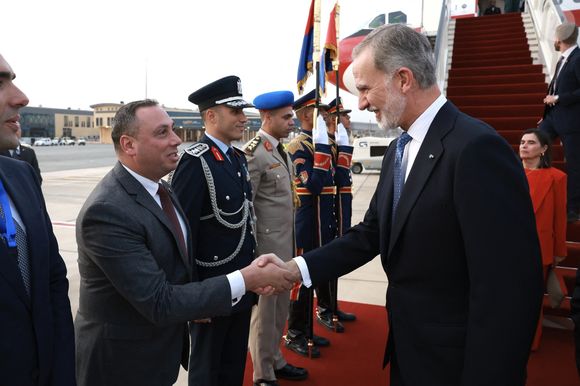 Le chantier a duré onze ans et il a coûté beaucoup d'argent.

Le roi Felipe VI d'Espagne à son arrivée à l'inauguration du Grand Musée égyptien, le 1er novembre 2025, à Gizeh (Égypte). Ce complexe s'étend sur 480 000 mètres carrés, peut accueillir jusqu'à 15 000 personnes par jour et abritera des expositions permanentes occupant une surface de 85 000 mètres carrés. © Casa de S.M. el Rey via Europa Press/Bestimage