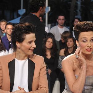 Kristin Scott Thomas et Juliette Binoche lors de la diffusion de l'émission 'Le Grand Journal' sur Canal Plus sur la plage du Martinez lors du 63ème Festival de Cannes à Cannes, France le 12 mai 2010. Photo Giancarlo Gorassini/ABACAPRESS.COM