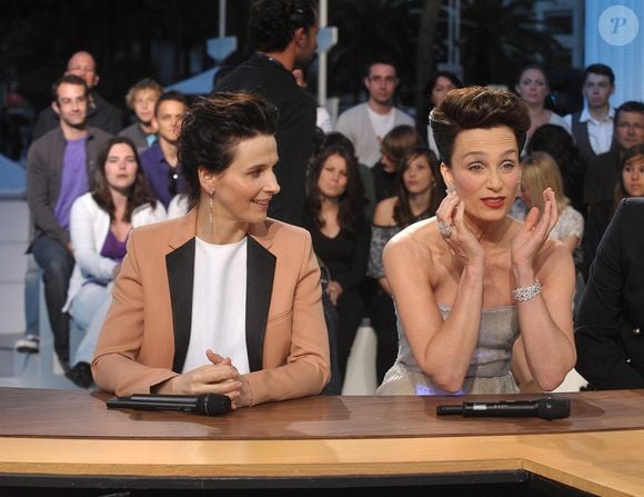 Kristin Scott Thomas et Juliette Binoche lors de la diffusion de l'émission 'Le Grand Journal' sur Canal Plus sur la plage du Martinez lors du 63ème Festival de Cannes à Cannes, France le 12 mai 2010. Photo Giancarlo Gorassini/ABACAPRESS.COM