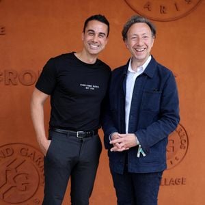 "Yori a lui-même un côté très 'enfant'. Moi, ce désir ne m'a jamais tenaillé. Peut-être parce que je suis d'une autre génération", a conclu Stéphane Bern.

Stéphane Bern et son compagnon Yori Bailleres au village lors des Internationaux de France de Tennis de Roland Garros 2025. Paris, le 29 mai 2025.
© Moreau/Jacovides/Bestimage