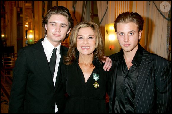 Nicole Calfan et ses deux fils, Michael et Jerémy. Bestimage