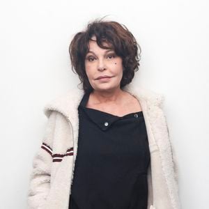 "J'ai tout cassé dans cette maison. Maintenant, elle est trop belle. J'ai une salle de gym avec le plus beau banc de musculation du monde. J'ai un sauna, ça, c'est le luxe. J'ai un très beau piano à queue, plein de brûlures de cigarette. J'ai des fauteuils recouverts de soie rouge, façon boudoir...", confiait la comédienne au magazine ELLE.

Exclusif - Isabelle Mergault - Rendez-vous - Enregistrement de l'émission "100% Logique", présentée par C.Féraud et diffusée le 9 mars sur France 2
Jack Tribeca / Bestimage