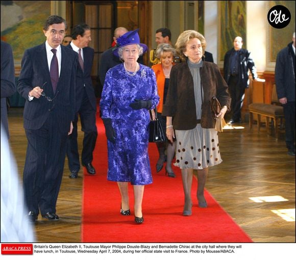 La reine Elizabeth II, le maire de Toulouse Philippe Douste-Blazy et Bernadette Chirac à l'hôtel de ville où ils déjeuneront, à Toulouse, mercredi 7 avril 2004, lors de sa visite officielle en France. Photo par Mousse/ABACA.