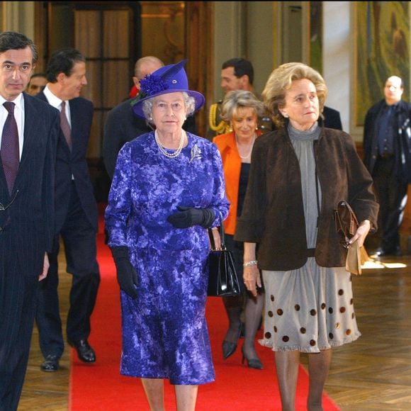 La reine Elizabeth II, le maire de Toulouse Philippe Douste-Blazy et Bernadette Chirac à l'hôtel de ville où ils déjeuneront, à Toulouse, mercredi 7 avril 2004, lors de sa visite officielle en France. Photo par Mousse/ABACA.