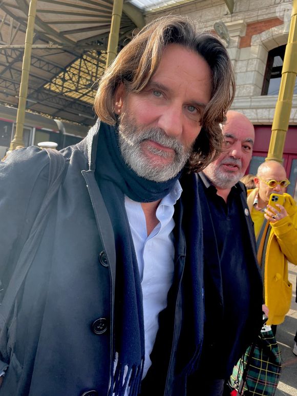 Frédéric Beigbeder à son arrivée à la gare pour la 42ème Foire du livre de Brive, à Brive-la-Gaillarde, France, le 8 novembre 2024. © Fabien Faure/Bestimage