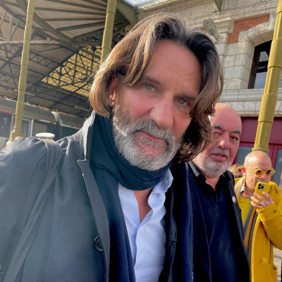 Frédéric Beigbeder à son arrivée à la gare pour la 42ème Foire du livre de Brive, à Brive-la-Gaillarde, France, le 8 novembre 2024. © Fabien Faure/Bestimage