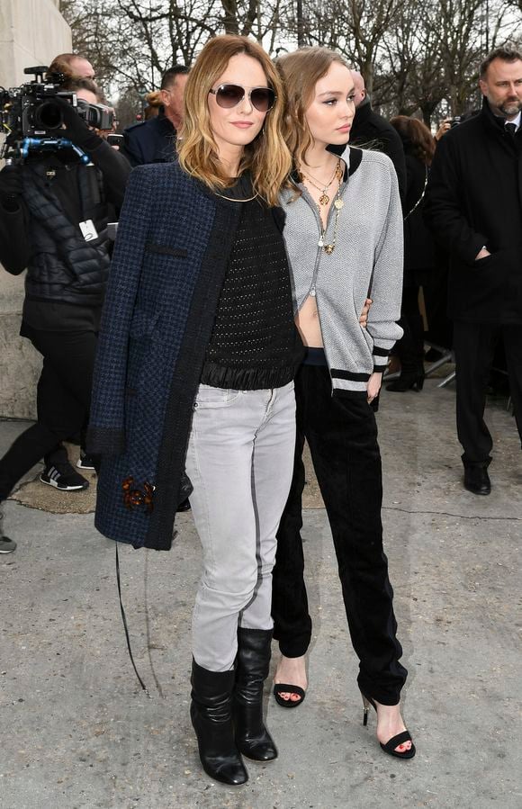 Vanessa Paradis et sa fille Lily-Rose Depp - Arrivées au défilé de mode prêt-à-porter automne-hiver 2017/2018 "Chanel" au Grand Palais à Paris. Le 7 mars 2017
Pierre Perusseau / Bestimage