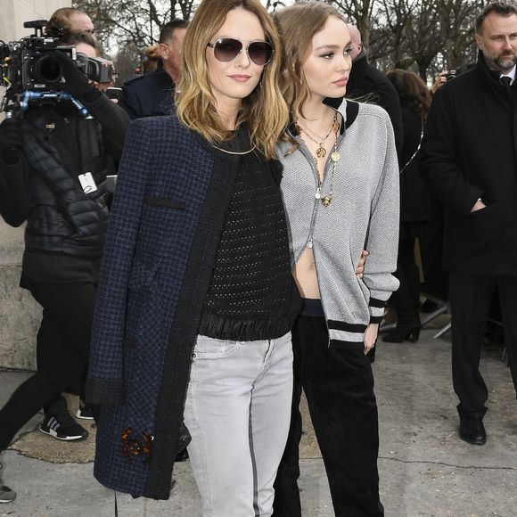 Vanessa Paradis et sa fille Lily-Rose Depp - Arrivées au défilé de mode prêt-à-porter automne-hiver 2017/2018 "Chanel" au Grand Palais à Paris. Le 7 mars 2017
Pierre Perusseau / Bestimage