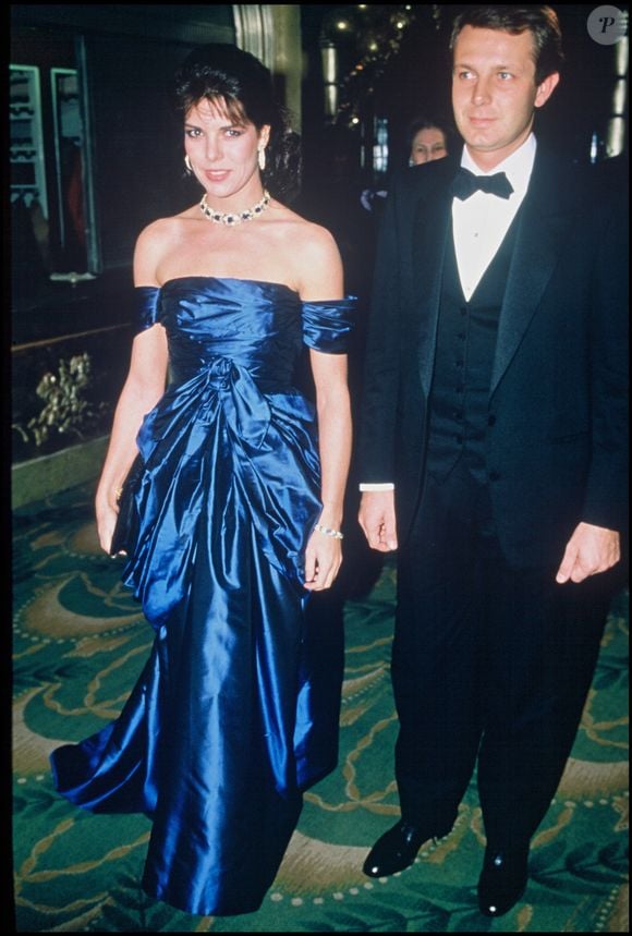 Info - 30e anniversaire du décès de Stefano Casiraghi le 3 octobre - ARCHIVES - LA PRINCESSE CAROLINE DE MONACO ET STEFANO CASIRAGHI EN TENUE DE SOIREE A LONDRES