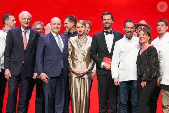 Florent Menegaux (Président du groupe Michelin), le prince Albert II de Monaco et la princesse Charlène de Monaco, Gwendal Poullennec (Directeur international du Guide Michelin) lors de la Cérémonie des remises des Etoiles Michelin 2026 au Grimaldi Forum à Monaco le 16 mars 2026. 

© Jean-Marc Lhomer/Bestimage