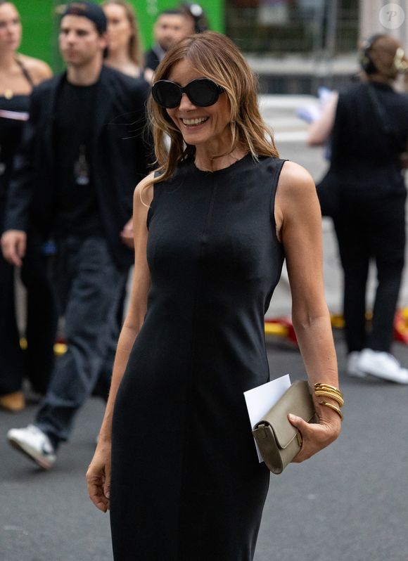 Clotilde Courau - Les célébrités au défilé AMI "Collection Homme Prêt-à-Porter Printemps/Eté 2026" lors de la Fashion Week de Paris, le 25 juin 2025

© Thibault Duboucher / Bestimage