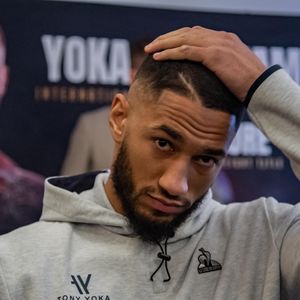 Le français Tony Yoka et le franco-camerounais Carlos Takam lors de la pesée officielle et de la conférence de presse la veille de leur combat international de 10 rounds des poids lourds à Paris, France, le 10 mars 2023. © Baptiste Autissier/Panoramic/B estimage