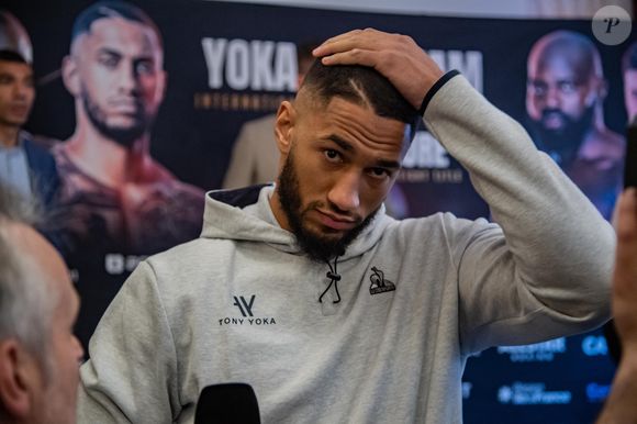 Le français Tony Yoka et le franco-camerounais Carlos Takam lors de la pesée officielle et de la conférence de presse la veille de leur combat international de 10 rounds des poids lourds à Paris, France, le 10 mars 2023. © Baptiste Autissier/Panoramic/B estimage