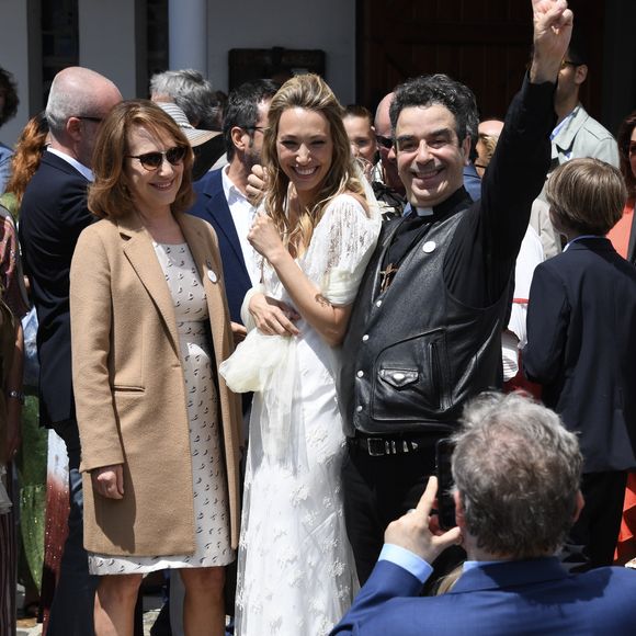 Nathalie Baye - Mariage de Laura Smet et Raphaël Lancrey-Javal à l'église Notre-Dame des Flots au Cap-Ferret le jour de l'anniversaire de son père Johnny Hallyday le 15 juin 2019. © Agence / Bestimage