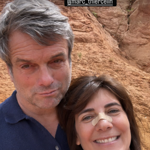 Un peu plus tard, l'ex-femme de Raymond Domenech est réapparue en image depuis sa balade sur le Sentier des Ocres avec Marc Thiercelin. Et cette fois, elle a pris la pose avec un gros pansement sur le nez. "3h après le drame..."

Estelle Denis se blesse au visage pendant ses vacances avec son compagnon Marc Thiercelin