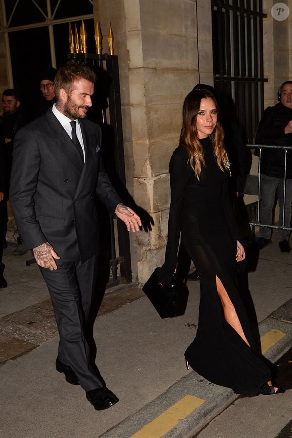 Victoria Beckham et son mari David Beckham - - Victoria Beckham, tout juste élevée au rang de Chevalier des Arts et des Lettres, quitte le ministère de la Culture en famille à Paris, France, le 26 janvier 2026. Clément Prioli/Bestimage