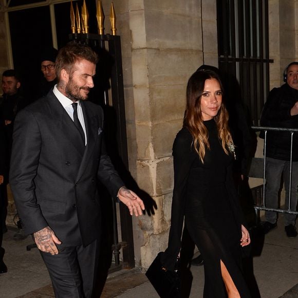 Victoria Beckham et son mari David Beckham - - Victoria Beckham, tout juste élevée au rang de Chevalier des Arts et des Lettres, quitte le ministère de la Culture en famille à Paris, France, le 26 janvier 2026. Clément Prioli/Bestimage