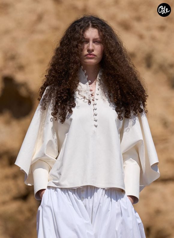 D'ailleurs, Sahteene n’est pas la seule fille de Laetitia Casta à s’intéresser au mannequinat. Sa demi-sœur Athéna Accorsi vient elle aussi de faire ses premiers pas dans la mode.

Athena Accorsi, fille de Laetitia Casta, défile à 16 ans pour Jacquemus - Athena Accorsi (fille de L. Casta) - Défilé "Le Bonheur" By Jacquemus au phare de la Pietra à l'Ile Rousse en Corse le 29 juin 2026. © Courtsey of Jacquemus via Bestimage