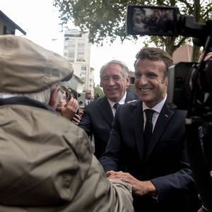 Le président de la République française, Emmanuel Macron, accompagné du maire de Pau, François Bayrou, de Jean-Paul Mattei, député de la 2ème circonscription des Pyrénées-Atlantiques et de Rima Abdul Malak, ministre de la Culture, inaugure le nouveau centre culturel du Foirail à Pau, France, le 30 septembre 2022. © Quentin Top/Pool/Bestimage