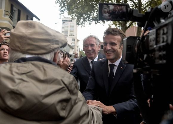 Le président de la République française, Emmanuel Macron, accompagné du maire de Pau, François Bayrou, de Jean-Paul Mattei, député de la 2ème circonscription des Pyrénées-Atlantiques et de Rima Abdul Malak, ministre de la Culture, inaugure le nouveau centre culturel du Foirail à Pau, France, le 30 septembre 2022. © Quentin Top/Pool/Bestimage