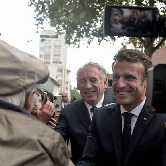 Le président de la République française, Emmanuel Macron, accompagné du maire de Pau, François Bayrou, de Jean-Paul Mattei, député de la 2ème circonscription des Pyrénées-Atlantiques et de Rima Abdul Malak, ministre de la Culture, inaugure le nouveau centre culturel du Foirail à Pau, France, le 30 septembre 2022. © Quentin Top/Pool/Bestimage