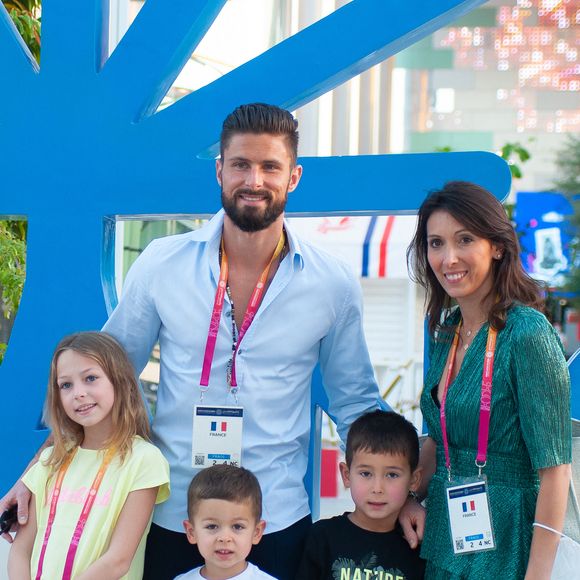 Olivier Giroud est l’heureux père de 4 enfants avec sa femme Jennifer

Exclusif - Olivier Giroud avec sa femme Jennifer et leurs enfants, Jade, Evan et Aaron, arrivent au Pavillon France à l’expo universelle Expo Dubaï 2020, à Dubaï, Emirats Arabes Unis, le 28 décembre 2021. Nicolas Briquet / Bestimage