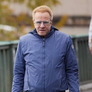 Un rythme de vie qui lui convient parfaitement puisqu'il peut ainsi être seul lorsqu'il le souhaite et ne pas avoir à gérer l'intendance d'un autre bien immobilier.

Christophe Lambert - Inauguration de "La promenade Jean-Paul Belmondo" au terre-plein central du pont de Bir-Hakeim, ouvrage public communal situé sous le viaduc du métro aérien, à Paris (15e, 16e) le 12 avril 2023.  © Cyril Moreau/Bestimage