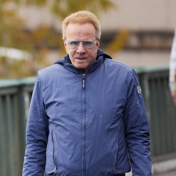 Un rythme de vie qui lui convient parfaitement puisqu'il peut ainsi être seul lorsqu'il le souhaite et ne pas avoir à gérer l'intendance d'un autre bien immobilier.

Christophe Lambert - Inauguration de "La promenade Jean-Paul Belmondo" au terre-plein central du pont de Bir-Hakeim, ouvrage public communal situé sous le viaduc du métro aérien, à Paris (15e, 16e) le 12 avril 2023.  © Cyril Moreau/Bestimage