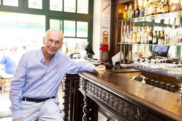 "Si on élève un enfant dans l'amour filial, on hypertrophie la zone de la récompense et que cet enfant-là va devenir un adolescent qui va tout interpréter de manière heureuse", indique-t-il.

Exclusif - Boris Cyrulnik - 2ème édition "Les Plumes de Ramatuelle 2023" au café de l'Ormeau, en marge du festival de Ramatuelle (31 juillet - 11 août 2023), le 3 août 2023. © Cyril Bruneau / Festival de Ramatuelle / Bestimage