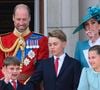 Ce dimanche 15 juin 2025 marque le jour de la fête des Pères et la famille royale britannique ne fait pas exception à la règle.
Le prince Louis, le prince William, le prince George, la princesse de Galles et la princesse Charlotte apparaissent sur le balcon du palais de Buckingham pendant le défilé aérien de la parade de l'anniversaire du roi, Trooping the Colour. Photo par Doug Peters/EMPICS/ABACAPRESS.COM