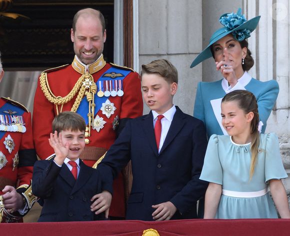 Ce dimanche 15 juin 2025 marque le jour de la fête des Pères et la famille royale britannique ne fait pas exception à la règle.

Le prince Louis, le prince William, le prince George, la princesse de Galles et la princesse Charlotte apparaissent sur le balcon du palais de Buckingham pendant le défilé aérien de la parade de l'anniversaire du roi, Trooping the Colour. Photo par Doug Peters/EMPICS/ABACAPRESS.COM