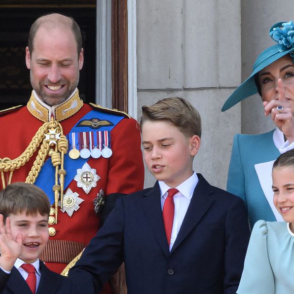 Ce dimanche 15 juin 2025 marque le jour de la fête des Pères et la famille royale britannique ne fait pas exception à la règle.

Le prince Louis, le prince William, le prince George, la princesse de Galles et la princesse Charlotte apparaissent sur le balcon du palais de Buckingham pendant le défilé aérien de la parade de l'anniversaire du roi, Trooping the Colour. Photo par Doug Peters/EMPICS/ABACAPRESS.COM