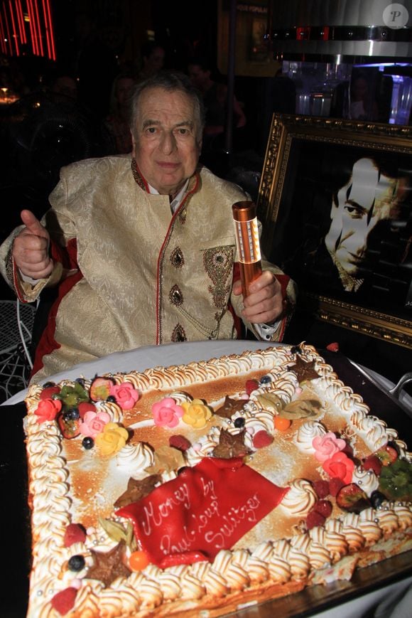 Paul-Loup Sulitzer - Paul-Loup Sulitzer fête son 77ème anniversaire avec ses amis au VIP Room à Saint-Tropez le 23 juillet 2023. © Philippe Baldini/Bestimage