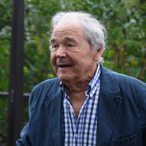 Pour conclure sa prise de parole, en légende d'une photo de lui installé à son bureau souriant, Pierre Perret remercie sa communauté, toujours fidèles et si présente durant cette période difficile.

Exclusif - Pierre Perret - Arrivées lors de l'enregistrement de l'émission "Vivement Dimanche" (du 16 novembre) à Paris le 22 octobre 2025. © Bestimage