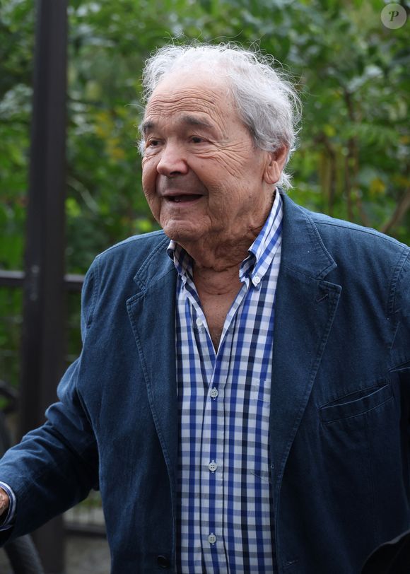 Pour conclure sa prise de parole, en légende d'une photo de lui installé à son bureau souriant, Pierre Perret remercie sa communauté, toujours fidèles et si présente durant cette période difficile.

Exclusif - Pierre Perret - Arrivées lors de l'enregistrement de l'émission "Vivement Dimanche" (du 16 novembre) à Paris le 22 octobre 2025. © Bestimage