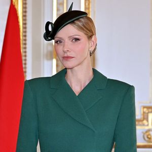No Tabloïds - Le prince Albert II de Monaco et la princesse Charlene ont accueilli le président portugais Marcelo Rebelo de Sousa au Palais Princier de Monaco dans le cadre d'une visite d'Etat, le 20 novembre 2025. La princesse portait une tenue signée par la styliste néo-zélandaise, Emilia Wickstaed. Le Couple princier, et le président de la république portugaise, ont assisté à la signature de l'Accord-Cadre dans le salon des Glaces par Mme Inês Domingos, secrétaire d'état aux affaires européennes portugaise, et Mme Isabelle Berro-Amadeï, conseiller de gouvernement, ministre des relations extérieures. © Bruno Bebert/Bestimage