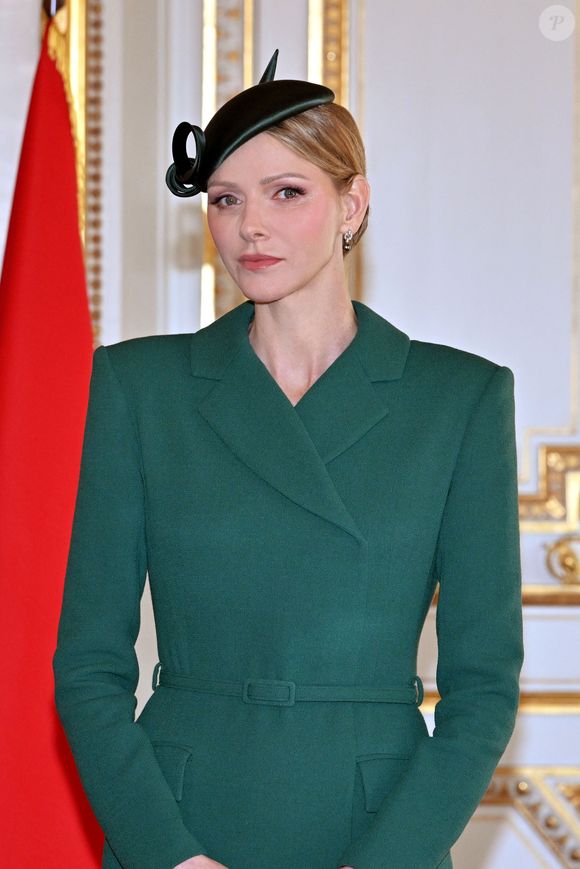 No Tabloïds - Le prince Albert II de Monaco et la princesse Charlene ont accueilli le président portugais Marcelo Rebelo de Sousa au Palais Princier de Monaco dans le cadre d'une visite d'Etat, le 20 novembre 2025. La princesse portait une tenue signée par la styliste néo-zélandaise, Emilia Wickstaed. Le Couple princier, et le président de la république portugaise, ont assisté à la signature de l'Accord-Cadre dans le salon des Glaces par Mme Inês Domingos, secrétaire d'état aux affaires européennes portugaise, et Mme Isabelle Berro-Amadeï, conseiller de gouvernement, ministre des relations extérieures. © Bruno Bebert/Bestimage
