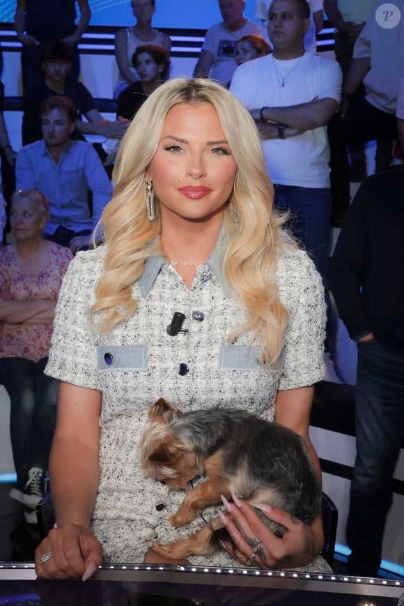 Exclusif - Kelly Vedovelli sur le plateau de l’émission « TPMP » présentée par C.Hanouna et diffusée en direct sur C8, Paris, France, le 27mai 2024. © Jack Tribeca / Bestimage