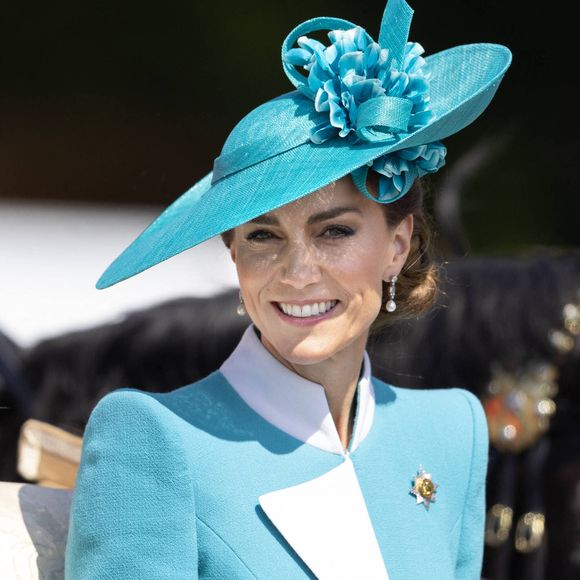 Une tenue officielle qui ne laisse jamais indifférente Kate Middleton.

Kate Middleton lors de la cérémonie Trooping the Colour à Londres, le 14 juin 2025. 

Photo :  Dana Press / Bestimage