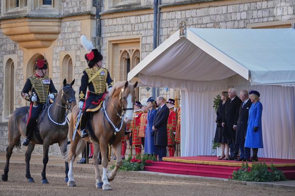 Le prince William, prince de Galles, et Catherine (Kate) Middleton, princesse de Galles, Elke Budenbender, son mari Frank-Walter Steinmeier, le président allemand, Le roi Charles III d'Angleterre et Camilla Parker Bowles, reine consort d'Angleterre - Le président allemand Frank-Walter Steinmeier, et son épouse Elke Budenbender, ainsi que le roi Charles III, la reine Camilla et le prince et la princesse de Galles regardent passer des soldats à cheval lors de la cérémonie d'accueil au château de Windsor, dans le Berkshire, au premier jour de la visite d'État au Royaume-Uni du président de la République fédérale d'Allemagne. Date de la photo : mercredi 3 décembre 2025.  
© PA Photo/ Bestimage