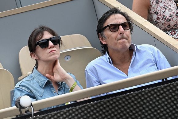 Charlotte Gainsbourg et Yvan Attal à Roland Garros le 11 juin 2023. Photo by Franck Castel/ABACAPRESS.COM