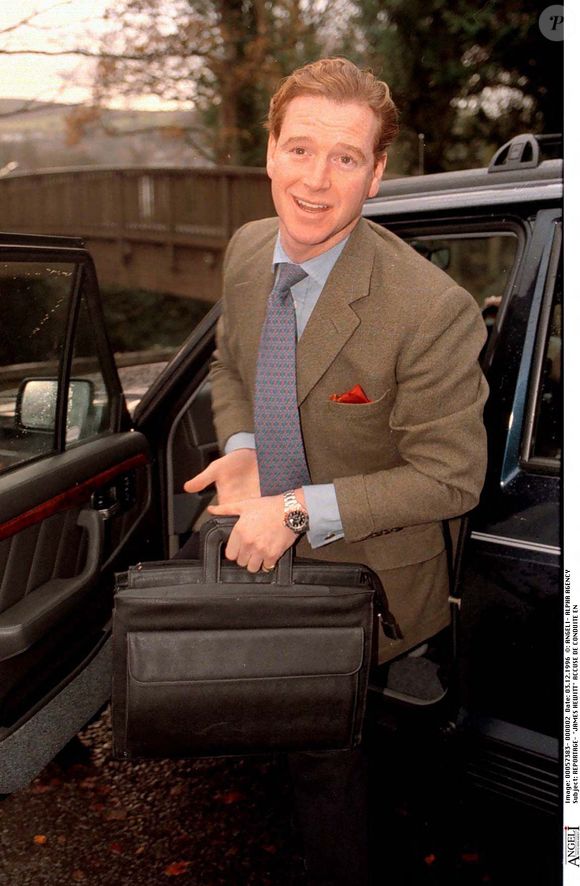 Agé aujourd'hui de 66 ans, l’ancien major de l’armée britannique est désormais bénévole humanitaire afin d'aider les victimes du conflit en Ukraine.

James Hewitt en 1996. ©Bestimage