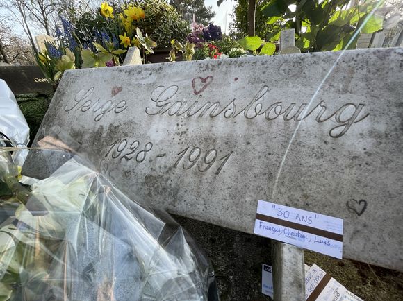 Illustration de la tombe de Serge Gainsbourg au cimetière du Montparnasse dans le 14ème arrondissement de Paris lors du 30ème anniversaire de sa mort, à Paris, France, le 2 mars 2021. © Christophe Clovis/Bestimage