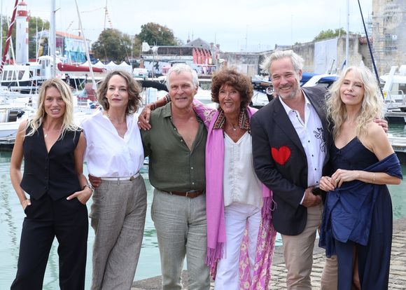 Aurore Delplace, Smadi Wolfman, Frederic Van Den Driessche, Chrystelle Labaude, Fabrice Deville et Tonya Kinzinger au photocall de 'Un si grand soleil' lors du 27ème Festival de la Fiction de La Rochelle, le 20 septembre 2025. © Denis Guignebourg/Bestimage