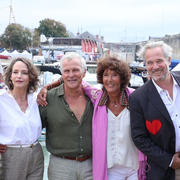 Aurore Delplace, Smadi Wolfman, Frederic Van Den Driessche, Chrystelle Labaude, Fabrice Deville et Tonya Kinzinger au photocall de 'Un si grand soleil' lors du 27ème Festival de la Fiction de La Rochelle, le 20 septembre 2025. © Denis Guignebourg/Bestimage