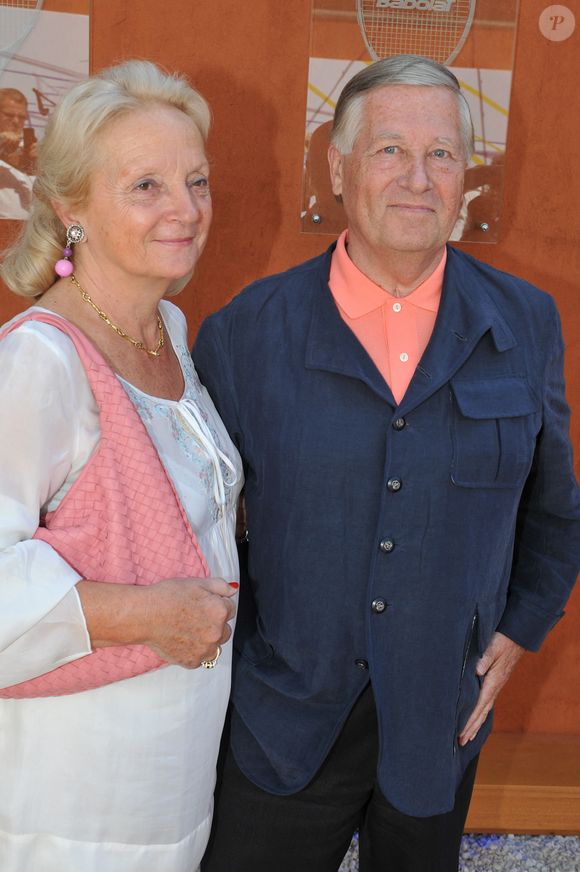 Alain Duhamel et sa femme assistent aux Internationaux de France de Tennis 2011 à Roland Garros à Paris, France le 2 juin 2011. Photo par Christophe Guibbaud/ABACAPRESS.COM